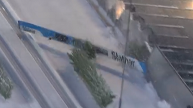 Domen Prevc Ski rauschen die Schanze hinunter | Bild: ARD Domen Prevc Ski rauschen die Schanze hinunter