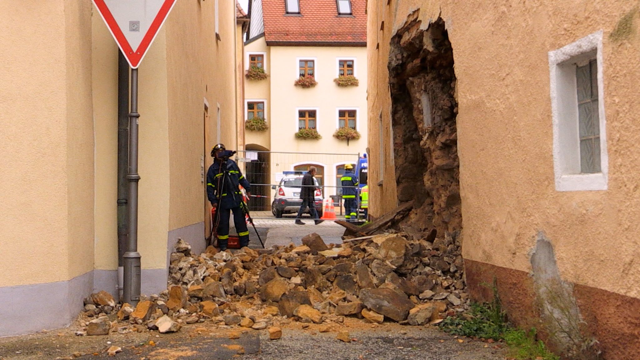 Wandtrümmer auf einer Straße