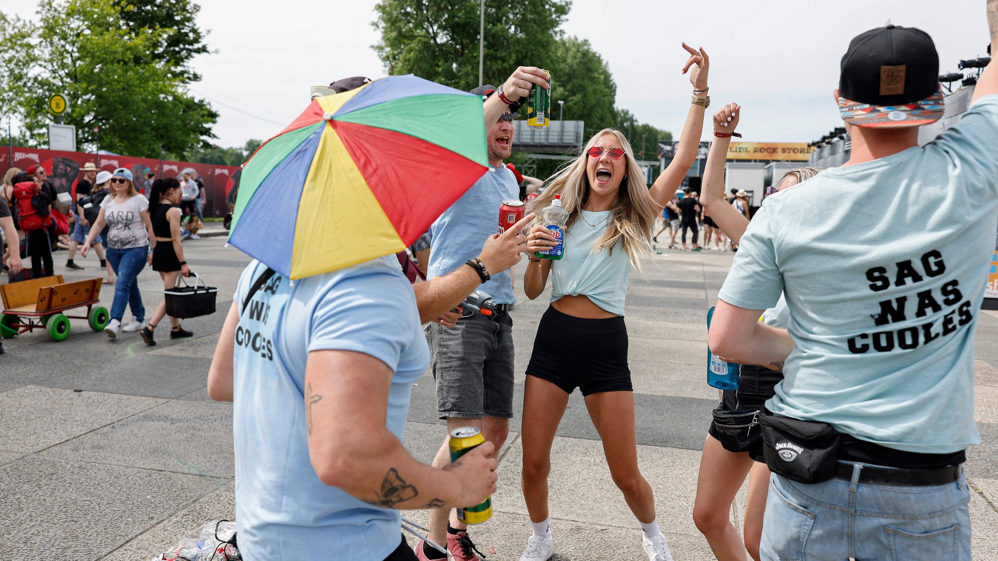 Cynthia (Mitte) feiert schon bei der Anreise zum Open-Air-Festival "Rock im Park". Es ist eins der größten Musikfestivals in Bayern.