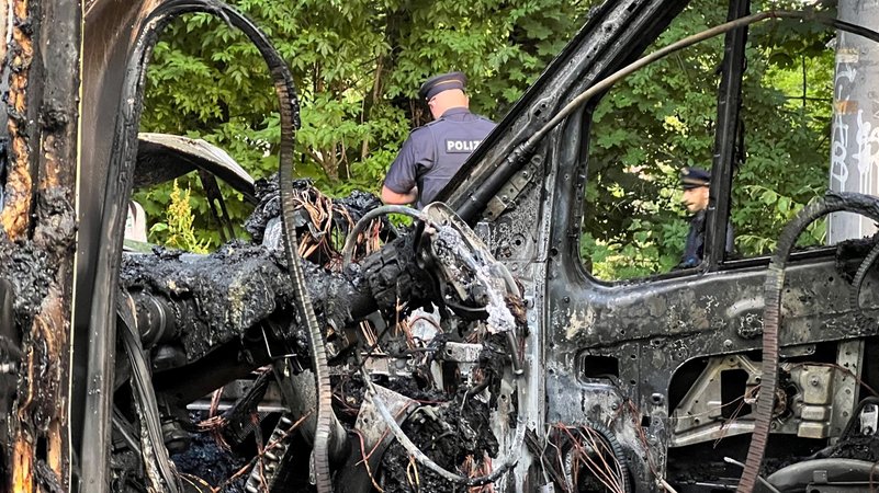 Bei einem Brandanschlag sind heute Morgen in München mehrere Mannschaftsbusse der Bundespolizei größtenteils völlig zerstört worden