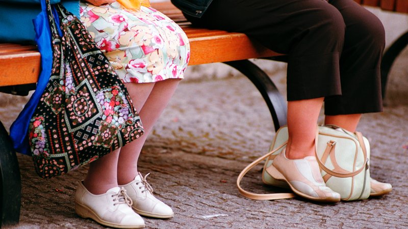 Alt und Jung nebeneinander auf einer Parkbank | Bild: pa/dpa/Ute Grabowski Alt und Jung nebeneinander auf einer Parkbank