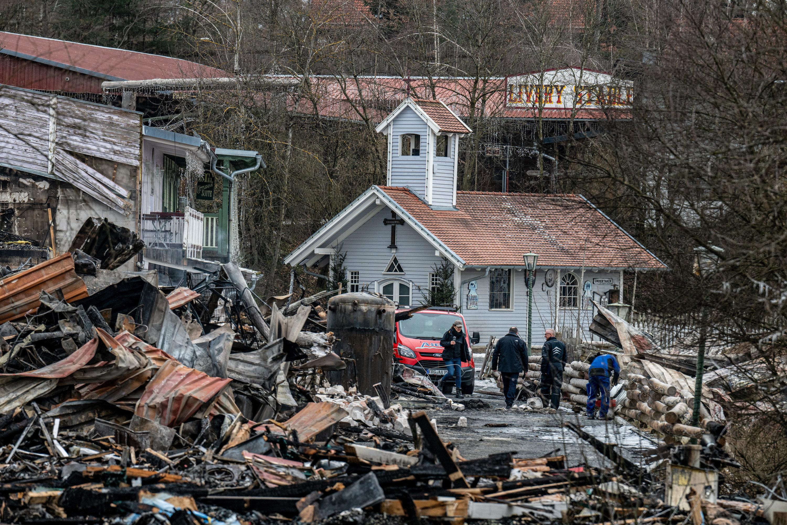 Trümmer liegen nach dem Großbrand auf dem Gelände der Westernstadt Pullman City. 