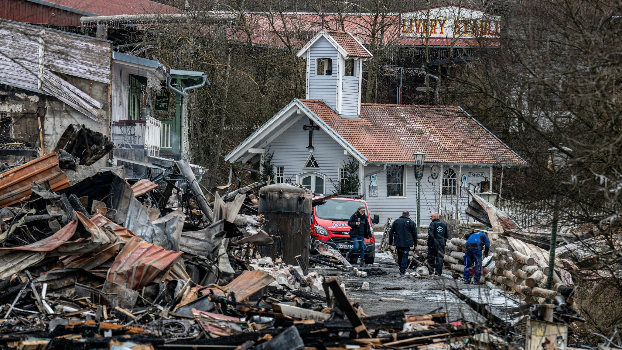 Trümmer liegen nach dem Großbrand auf dem Gelände der Westernstadt Pullman City. 