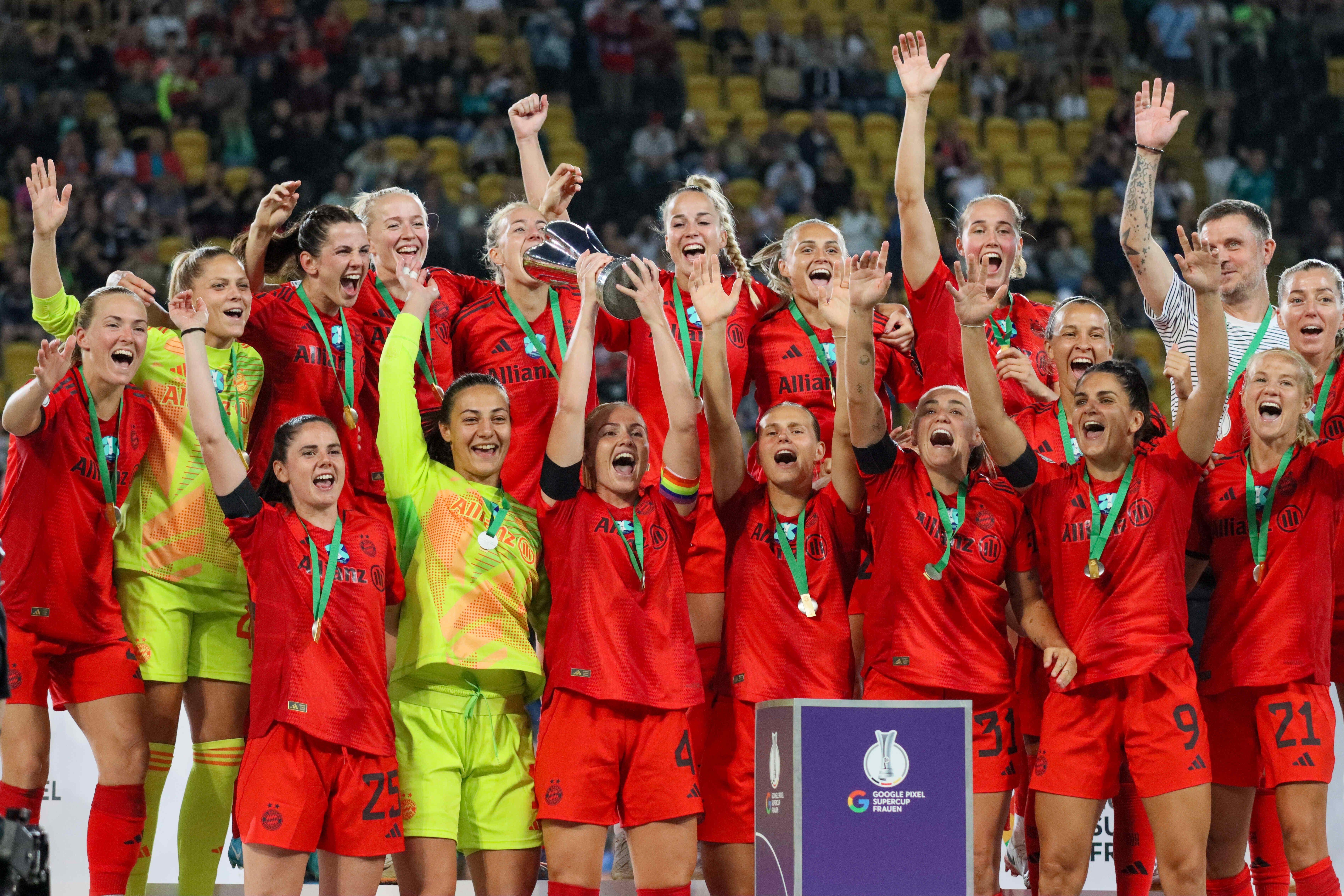 So wollen sie auch am Samstag im Supercup gegen den VfL Wolfsburg jubeln: Die FC Bayern Frauen bei ihrem Supercup-Sieg im letzten Jahr.