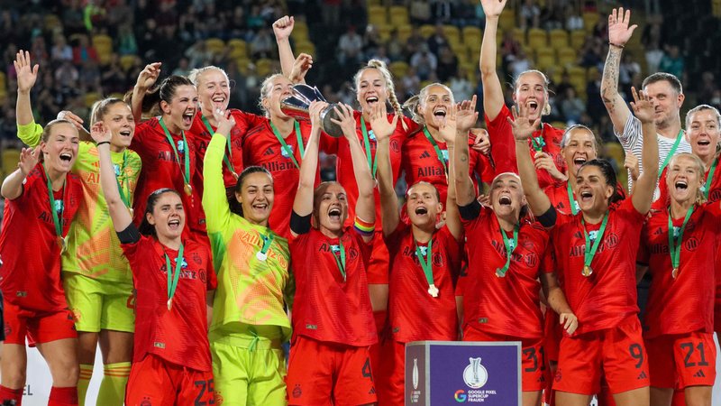 So wollen sie auch am Samstag im Supercup gegen den VfL Wolfsburg jubeln: Die FC Bayern Frauen bei ihrem Supercup-Sieg im letzten Jahr. | Bild: picture-alliance / dpa So wollen sie auch am Samstag im Supercup gegen den VfL Wolfsburg jubeln: Die FC Bayern Frauen bei ihrem Supercup-Sieg im letzten Jahr.