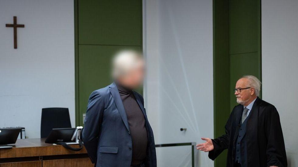 Der Angeklagte wartet auf den Beginn des Strafprozesses im Münchener Landgericht II.
