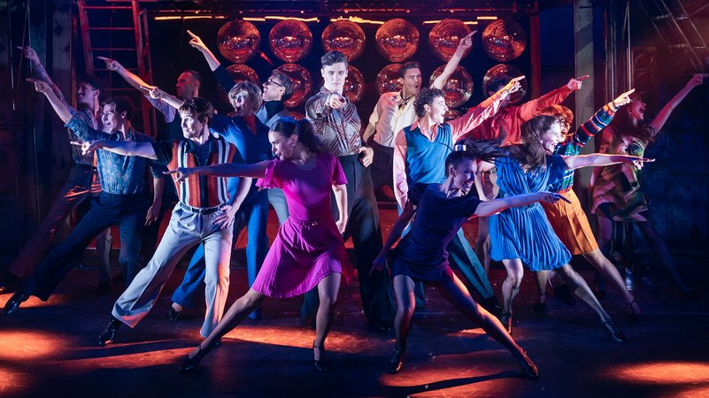 Tänzer im Disco-Fieber | Bild: Nico Moser/Deutsches Theater München Tänzer im Disco-Fieber