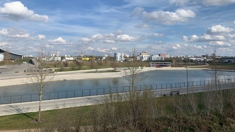 Blick auf den künstlich angelegten See im Ingolstädter Piuspark