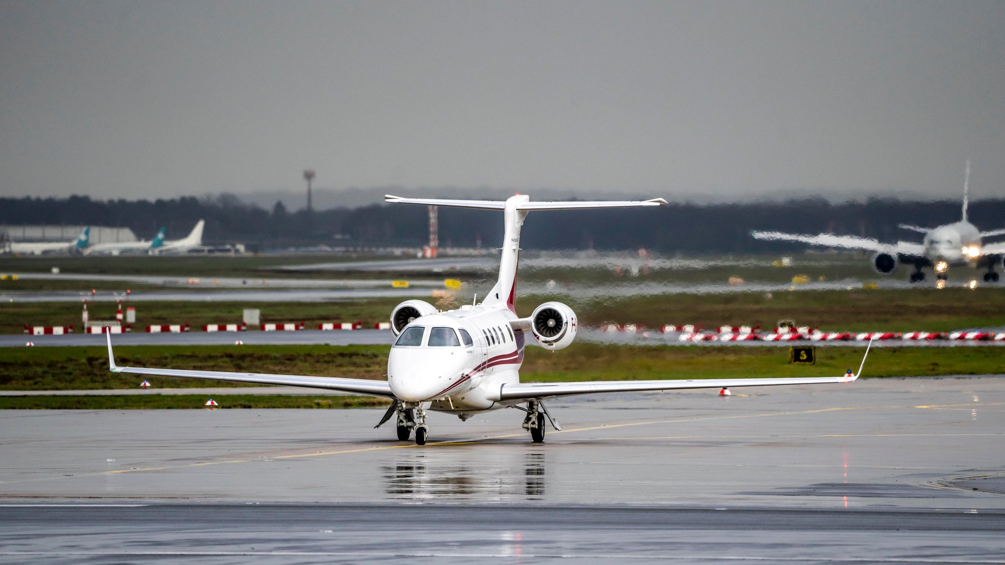 Privater Jet, Embraer Phenom 300 F-GXAE, auf der Startbahn West, Flughafen Frankfurt am Main, FRA, Hessen, Deutschland