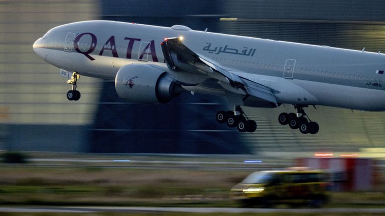 Bild von Qatar Airways-Maschine. | Bild:dpa-Bildfunk/Michael Probst