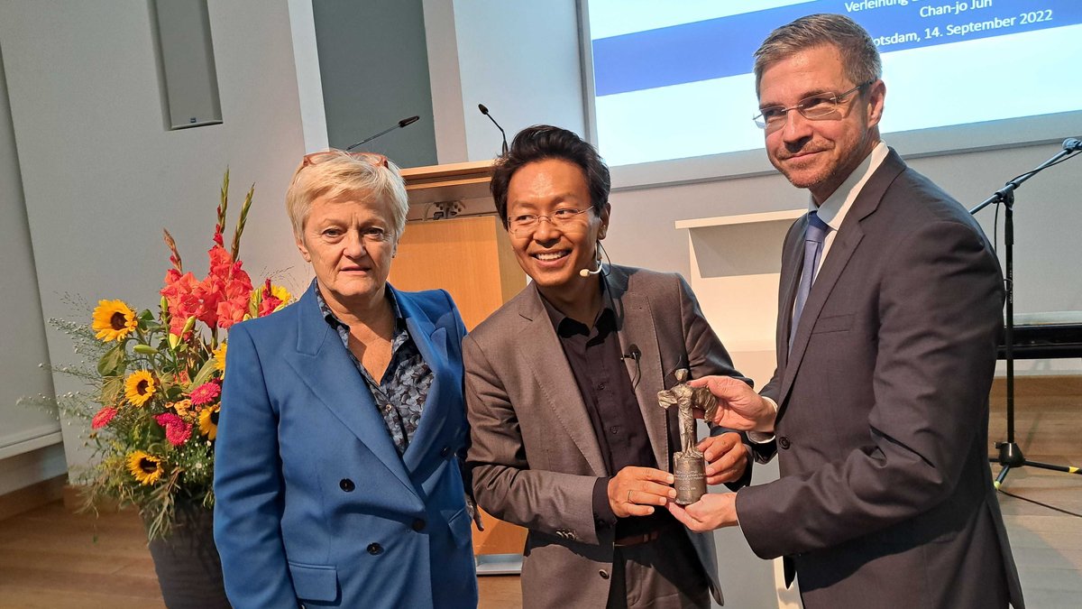 Chan-Jo Jun bei der Verleihung Max-Dortu-Preises 2022 mit Renate Künast (Bündnis 90/Die Grünen) und Potsdams Oberbürgermeister Mike Schubert (SPD).