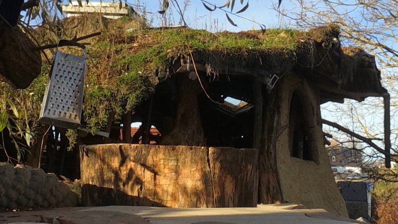 Das Hobbithaus aus Holz und Lehm