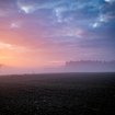 Die tägliche Verheißung - vor Sonnenaufgang | Bild: Sonnenaufgang an einem nebeligen Morgen - Symbolbild c picture alliance_CHROMORANGE_Linda Brotkorb