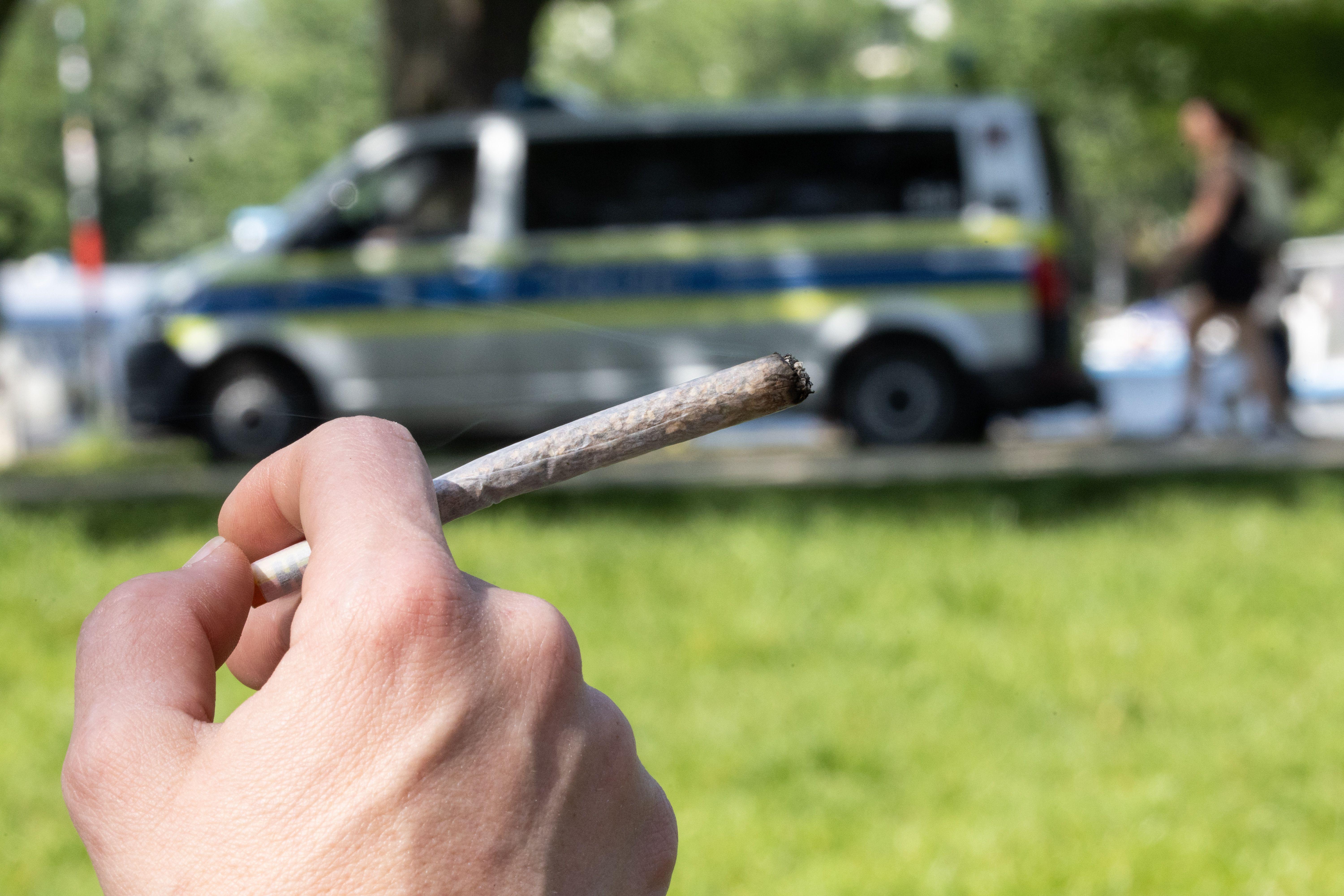 Symbolbild: Ein Mensch hält einen Joint in der Hand.
