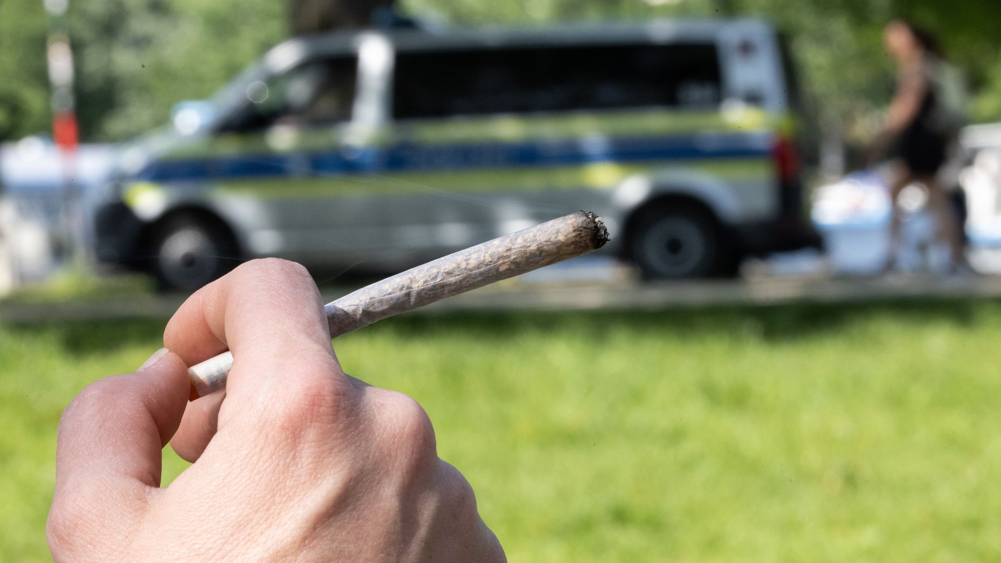 Symbolbild: Ein Mensch hält einen Joint in der Hand.