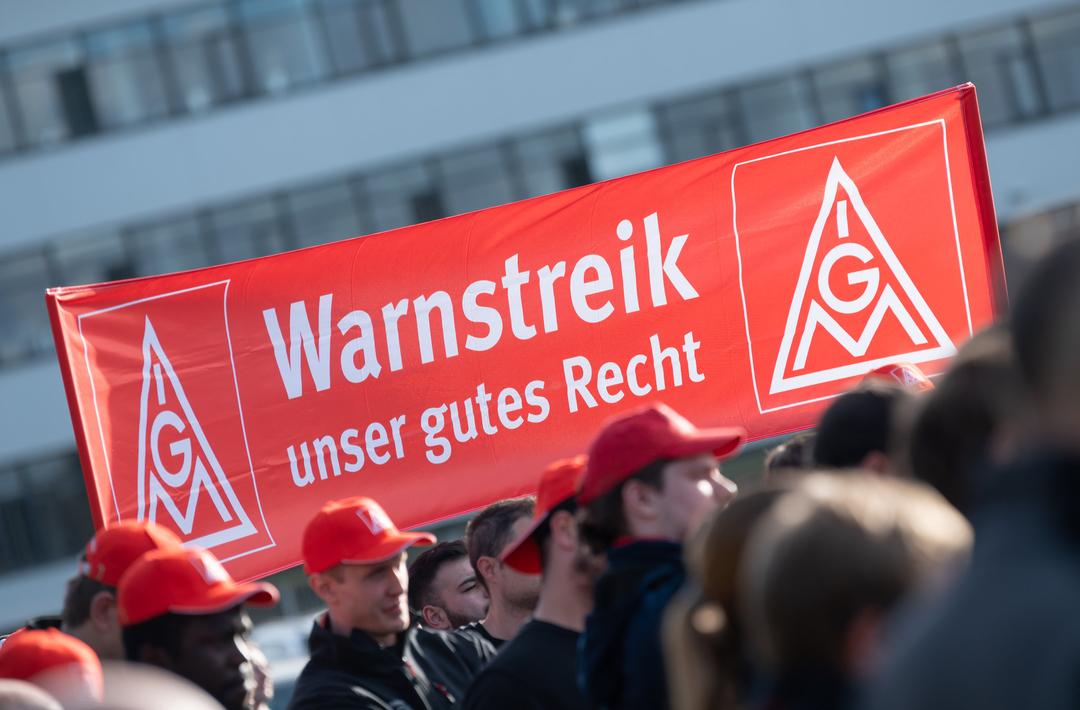 Metaller-Tarifstreit: Es Wird Wieder Verhandelt | BR24