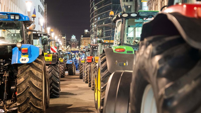 dpatopbilder - 18.12.2025, Belgien, Brüssel: Landwirte blockieren mit ihren Traktoren eine Hauptstraße während einer Demonstration vor dem Treffen der europäischen Staats- und Regierungschefs anlässlich des EU-Gipfels in Brüssel. Foto: Marius Burgelman/AP/dpa +++ dpa-Bildfunk +++ | Bild: dpa-Bildfunk/Marius Burgelman dpatopbilder - 18.12.2025, Belgien, Brüssel: Landwirte blockieren mit ihren Traktoren eine Hauptstraße während einer Demonstration vor dem Treffen der europäischen Staats- und Regierungschefs anlässlich des EU-Gipfels in Brüssel. Foto: Marius Burgelman/AP/dpa +++ dpa-Bildfunk +++