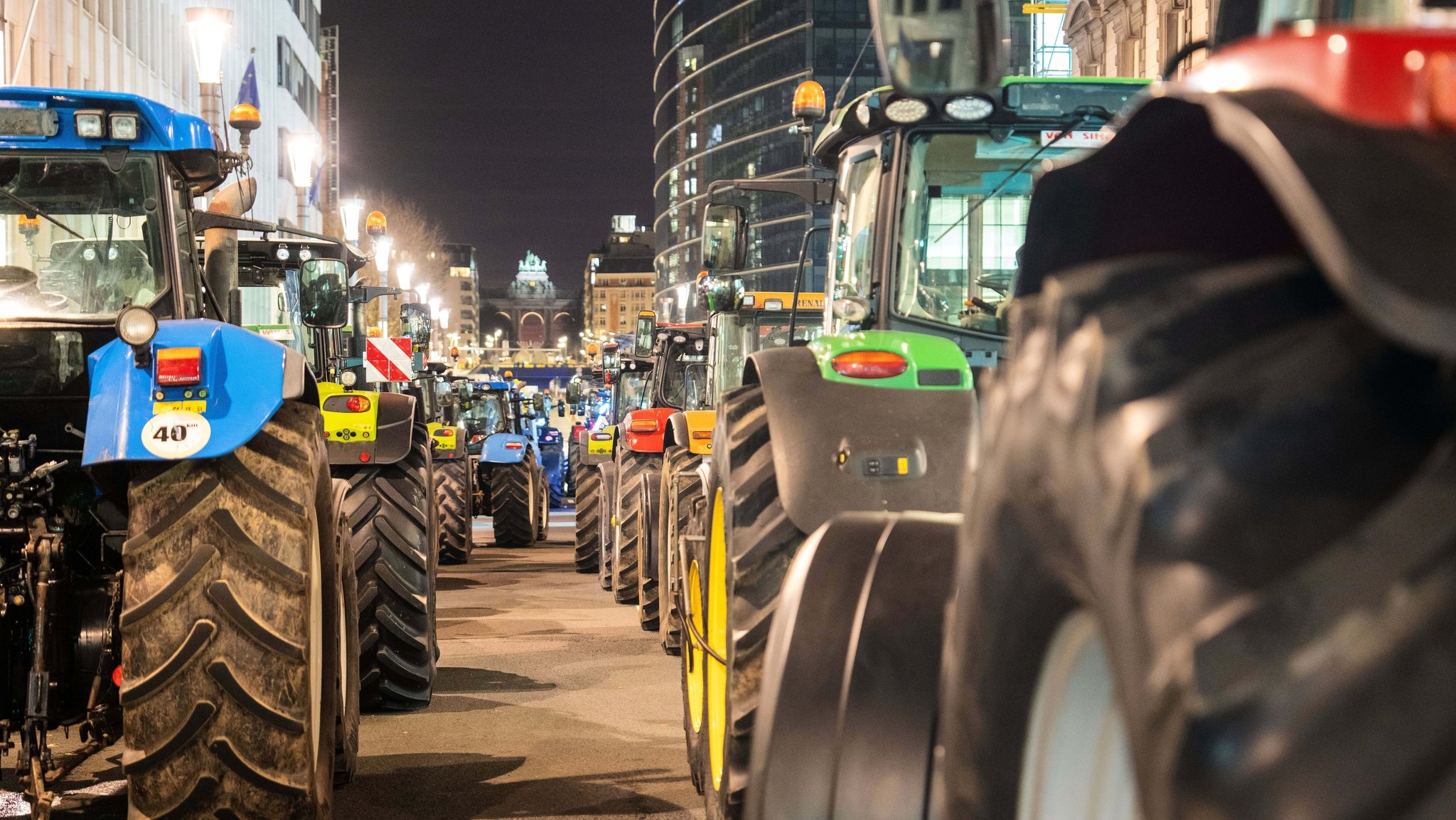 dpatopbilder - 18.12.2025, Belgien, Brüssel: Landwirte blockieren mit ihren Traktoren eine Hauptstraße während einer Demonstration vor dem Treffen der europäischen Staats- und Regierungschefs anlässlich des EU-Gipfels in Brüssel. Foto: Marius Burgelman/AP/dpa +++ dpa-Bildfunk +++