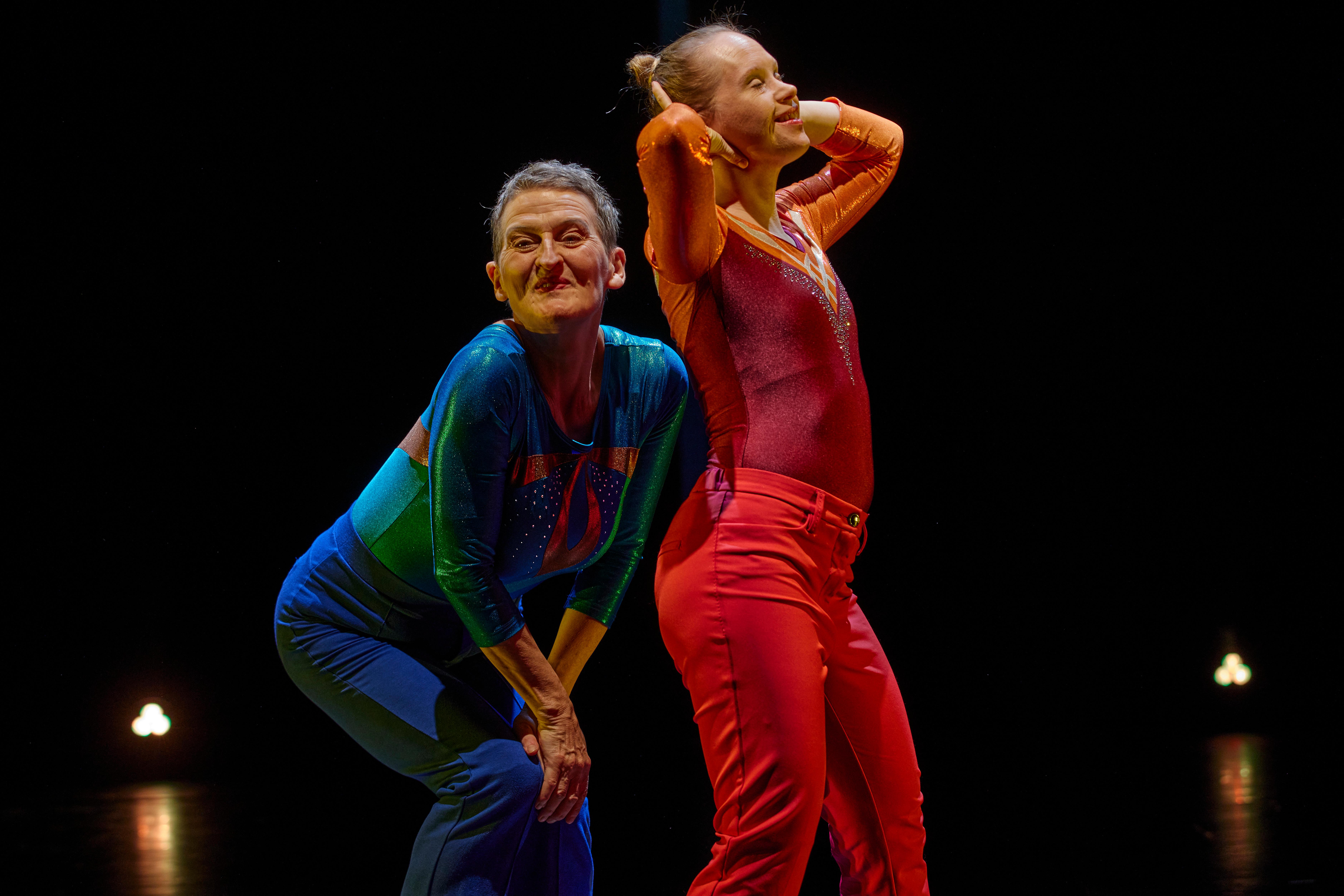 Zwei Frauen in Kostümen auf einer Bühne.