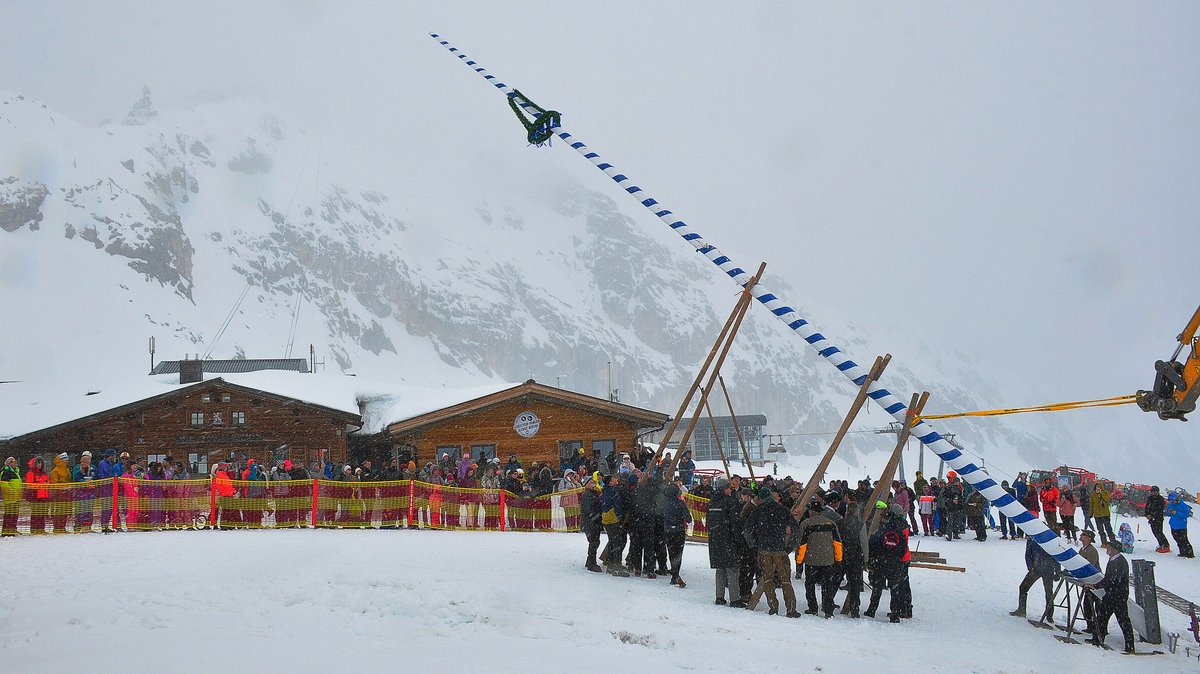 Maibaumaufstellen im Schnee - auf der Zugspitze (Archivbild 2023) | Bild: picture alliance/dpa | Peter Lehner Maibaumaufstellen im Schnee - auf der Zugspitze (Archivbild 2023)