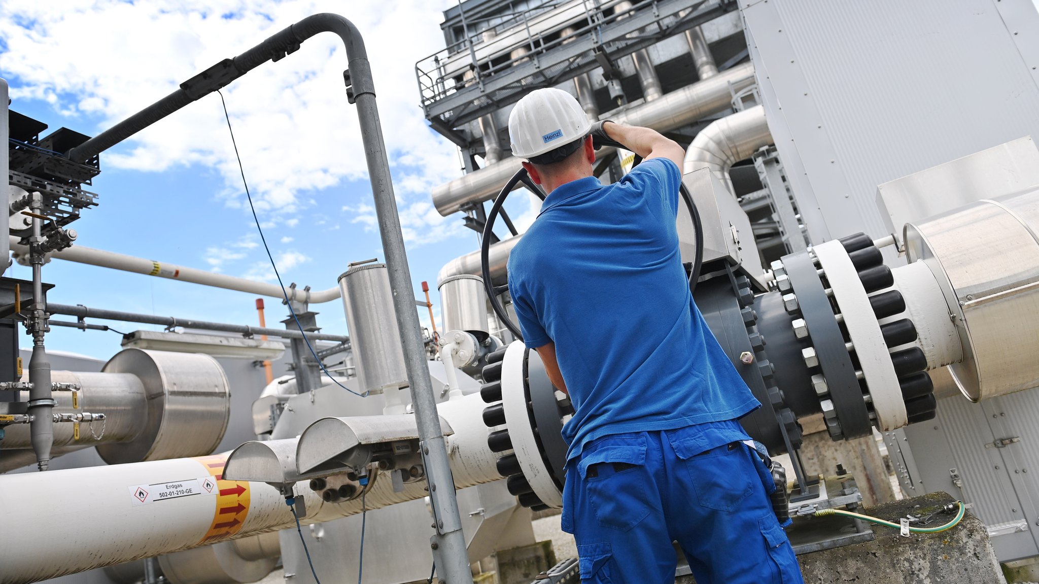 Arbeiter schließt Ventil an Gasspeicherleitungen