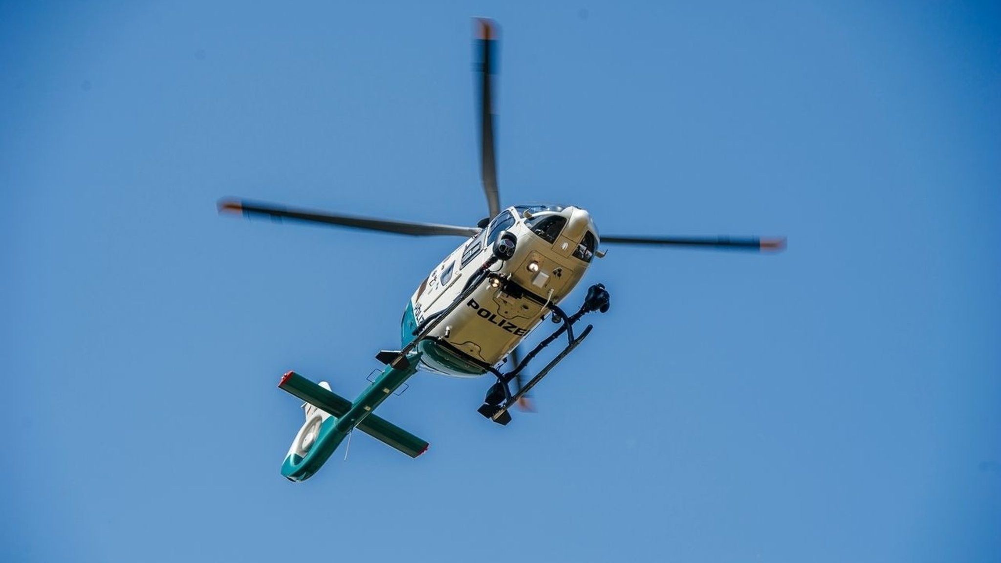 Ein Polizeihubschrauber in der Luft 