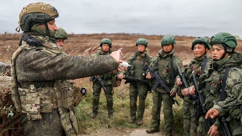 Bei der Ausbildung auf einem Militärgelände | Bild: TASS/Picture Alliance Bei der Ausbildung auf einem Militärgelände