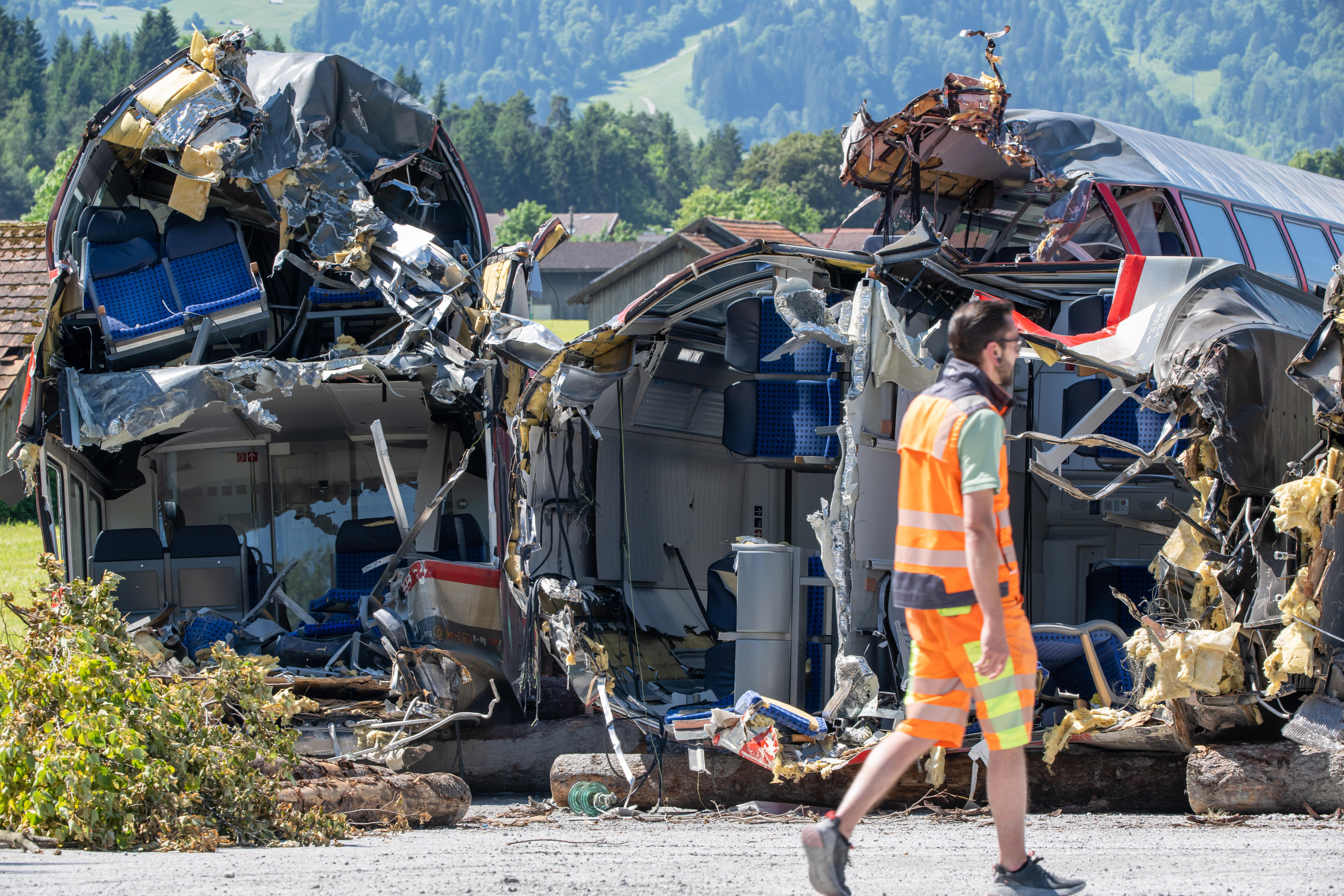 Archivbild: Mehrere zur Bergung vorbereitete Teile der Waggons des verunfallten Regionalzuges stehen nahe an der Unfallstelle.