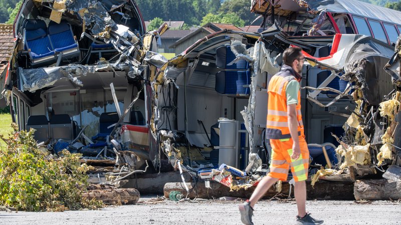 Archivbild: Mehrere zur Bergung vorbereitete Teile der Waggons des verunfallten Regionalzuges stehen nahe an der Unfallstelle. | Bild: picture alliance/dpa | Peter Kneffel Archivbild: Mehrere zur Bergung vorbereitete Teile der Waggons des verunfallten Regionalzuges stehen nahe an der Unfallstelle.