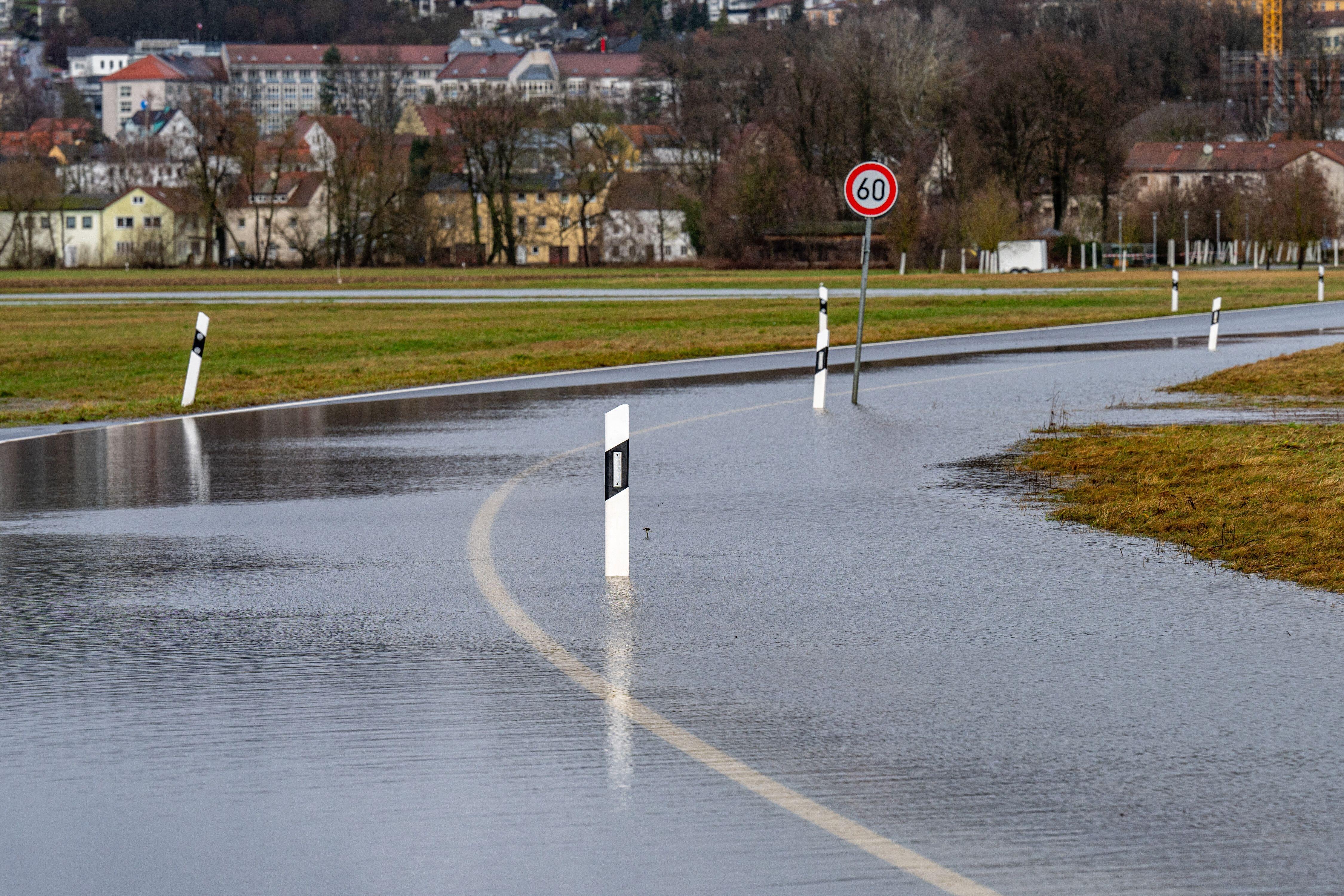 Eine Landstraße steht unter Wasser (Archivbild).