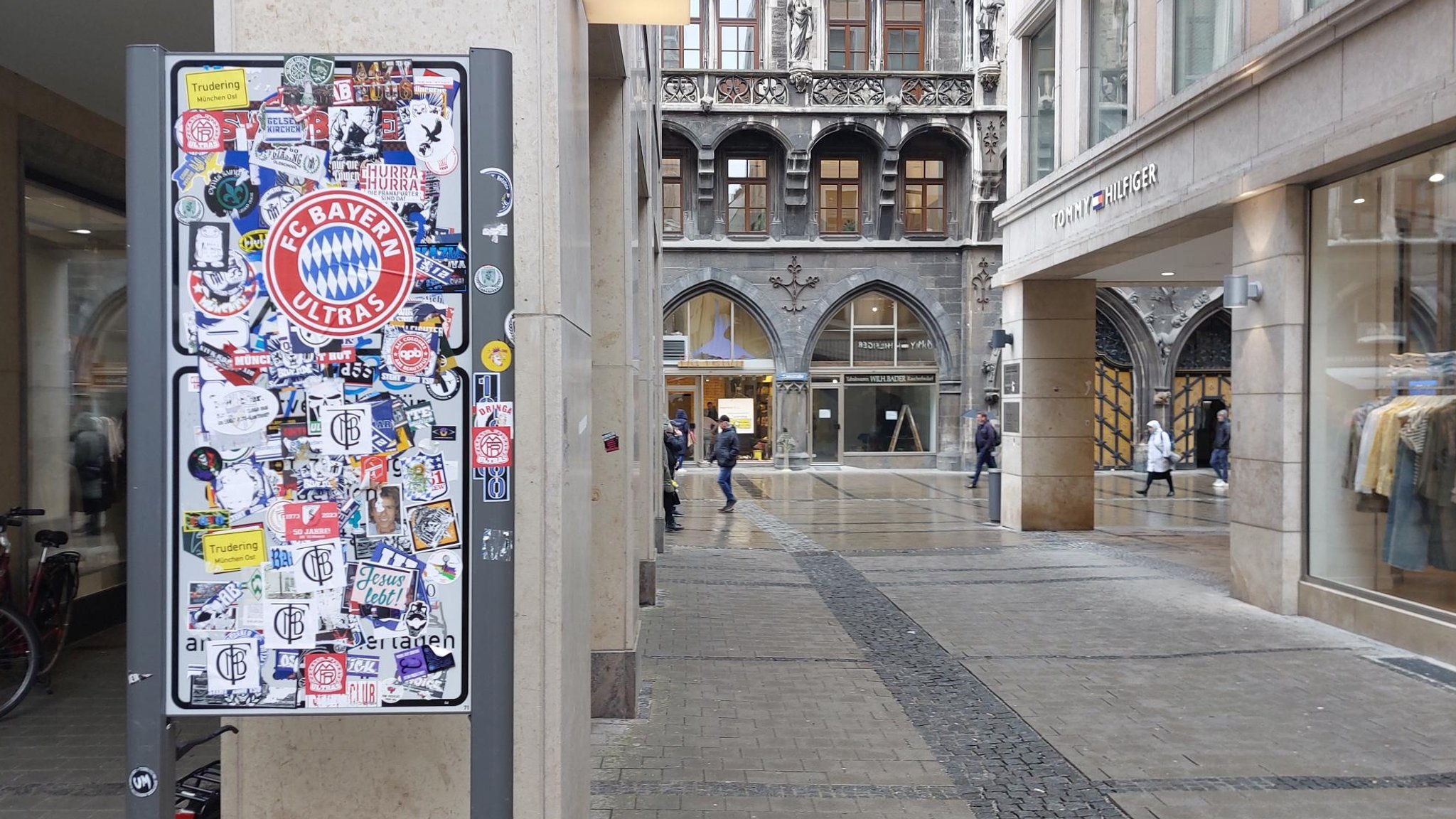 Ein total beklebtes Verkehrsschild in der Münchner Innenstadt, mittendrin ein Aufkleber der FC Bayern Ultras