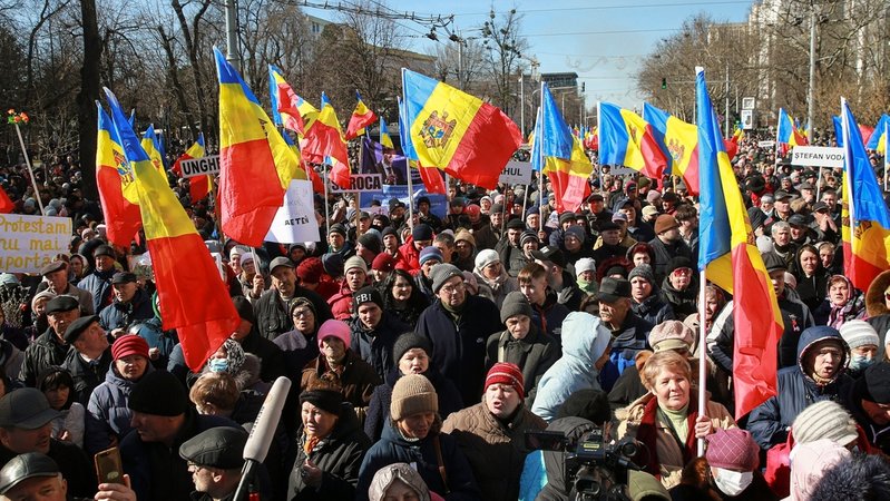 Moldau, Chisinau: Menschen schwenken moldauische Fahnen während eines Protests. In der früheren Sowjetrepublik Moldau haben Tausende Menschen gegen die proeuropäische Regierung und hohe Gaspreise demonstriert. 