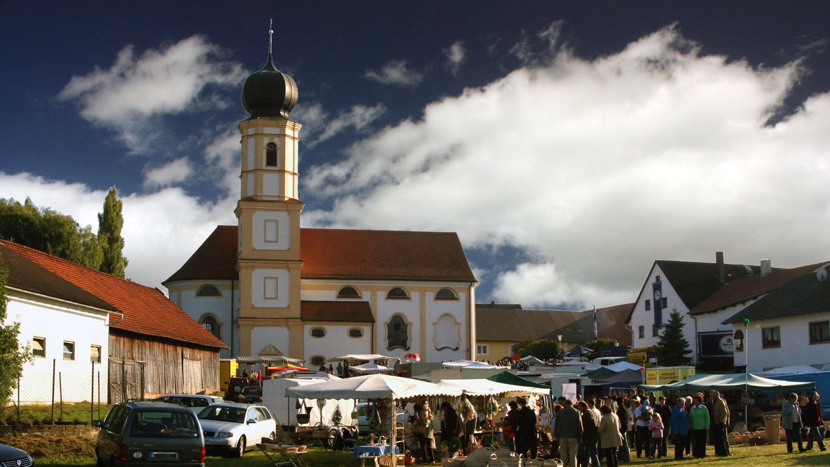 Die Dult von Hellring mit der Wallfahrtskirche St. Ottilia im Hintergrund