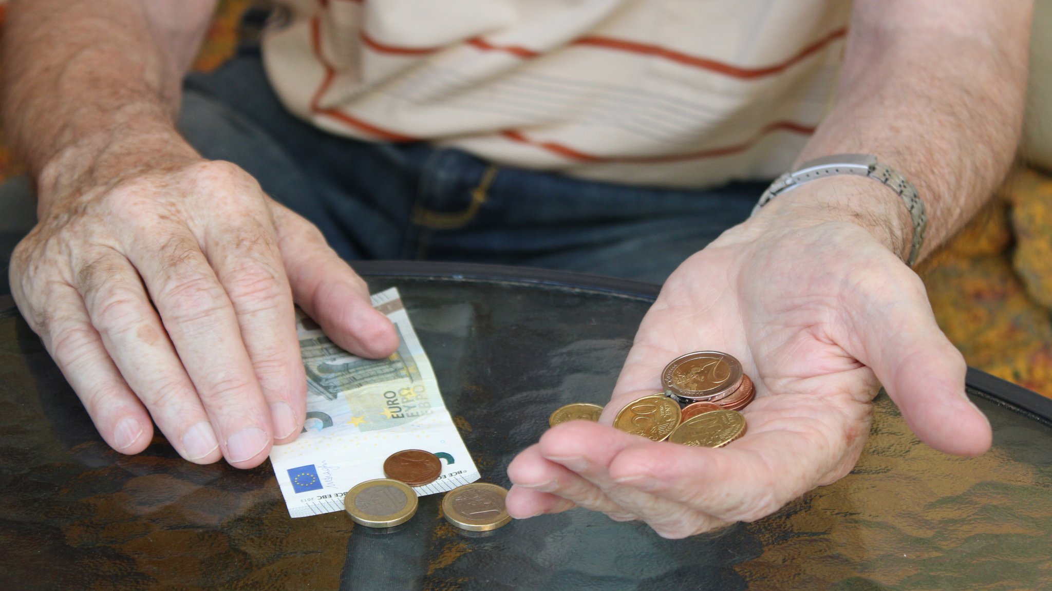Ein Rentner hält eine Geldbörse und Geld in den Händen, aufgenommen in Herzogenburg (Niederösterreich). | Bild: picture alliance / Ferstl | Lothar Ferstl Ein Rentner hält eine Geldbörse und Geld in den Händen, aufgenommen in Herzogenburg (Niederösterreich).