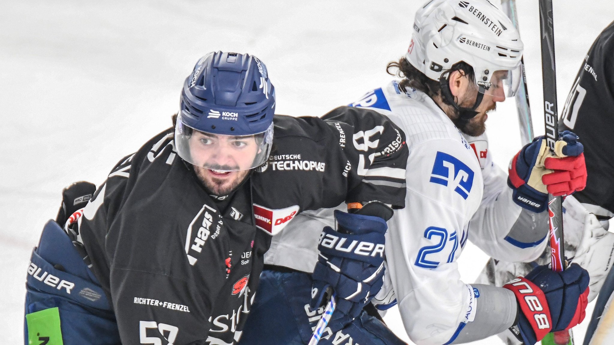 Ryan Merkley (Straubing Tigers) im Duell mit Kris Bennett (Adler Mannheim) 
