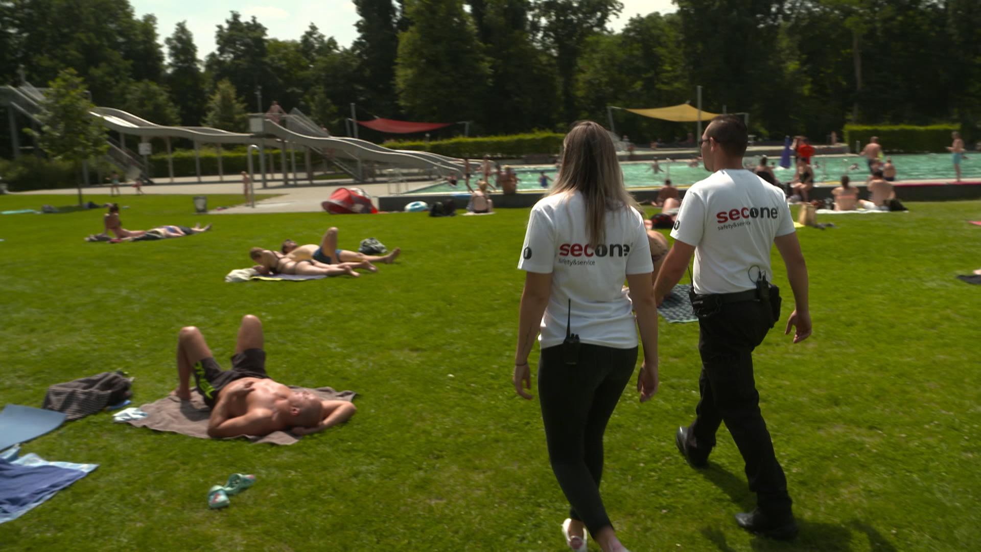 Unterwegs im Freibad mit dem Sicherheitsdienst. | Bild:BR