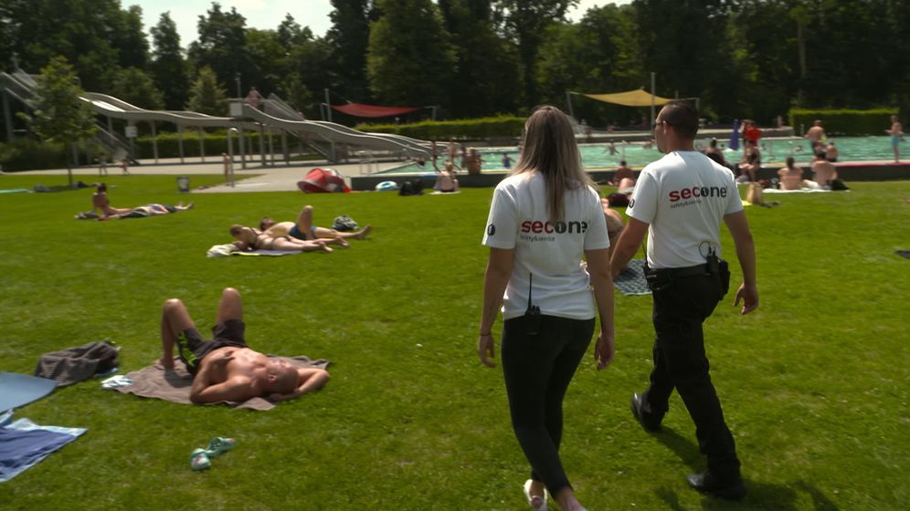 Unterwegs im Freibad mit dem Sicherheitsdienst. | Bild:BR Unterwegs im Freibad mit dem Sicherheitsdienst. | Bild:BR