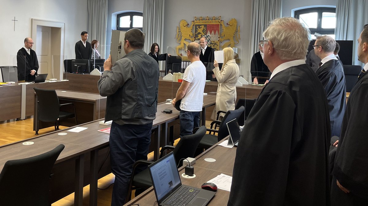 Archivbild vom Prozess: Die Anwesenden erheben sich im Gerichtssaal in Memmingen