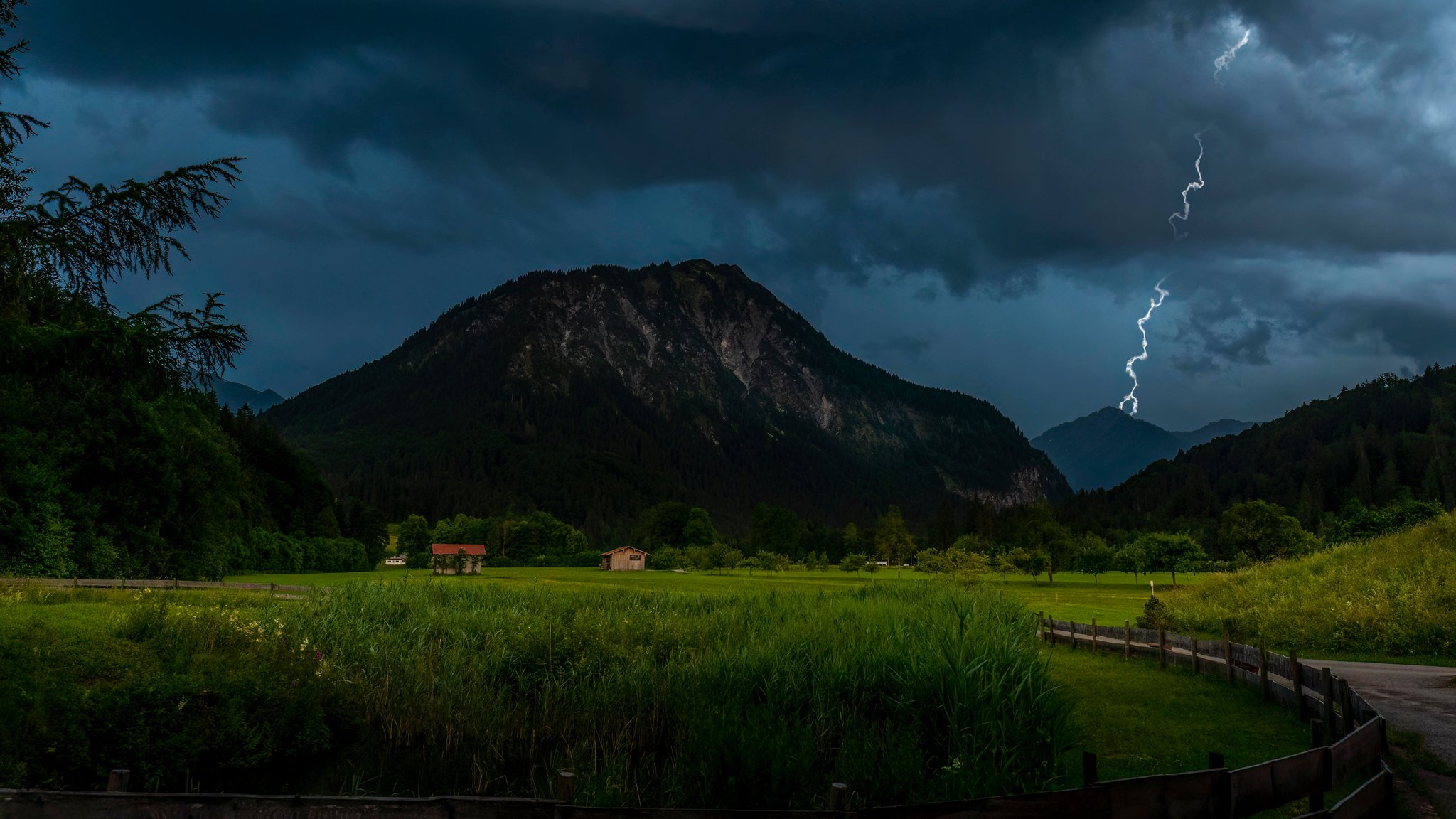 Blick auf ein Gewitter über dem Stillachtal (Archivbild)