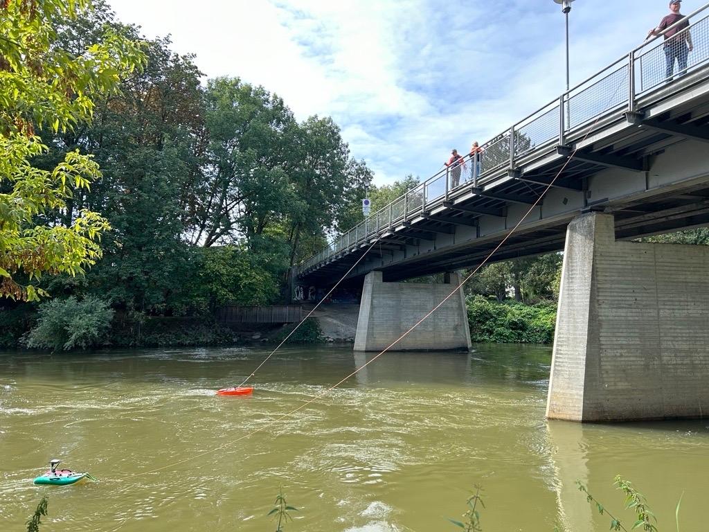 An Seilen werden die Messboote von einem Ufer zum anderen  gezogen, dabei ermitteln sie die Abflussmenge
