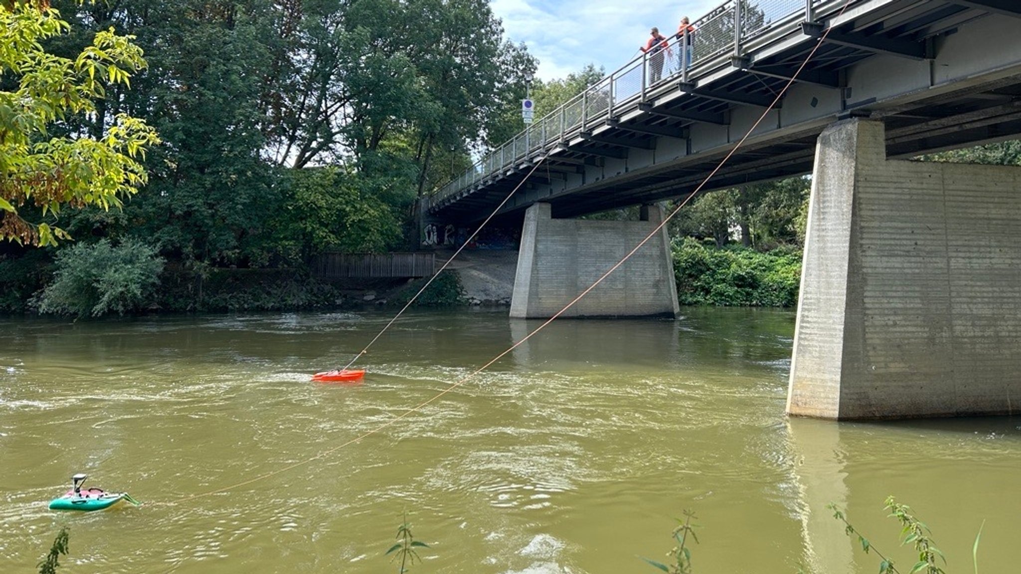 An Seilen werden die Messboote von einem Ufer zum anderen  gezogen, dabei ermitteln sie die Abflussmenge