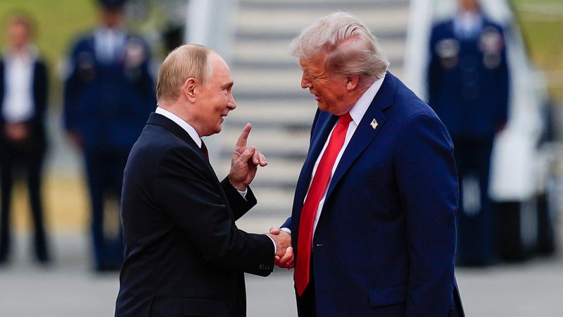 Begrüßung auf dem Flugfeld | Bild: Julia Demaree Nikhinson/Picture Alliance Begrüßung auf dem Flugfeld