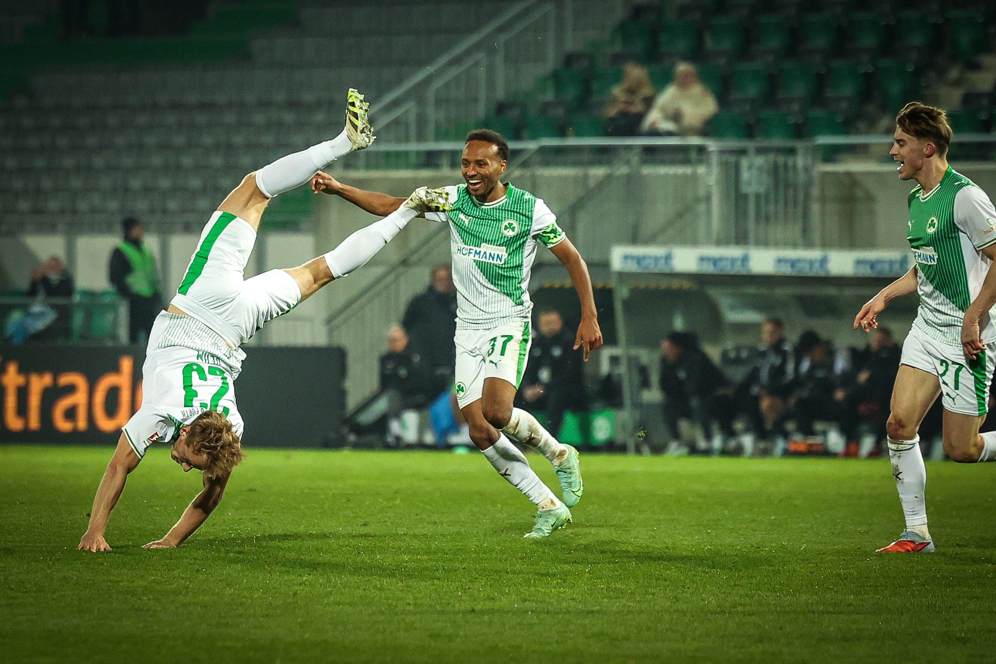 Feiernde Fürther nach dem späten Sieg