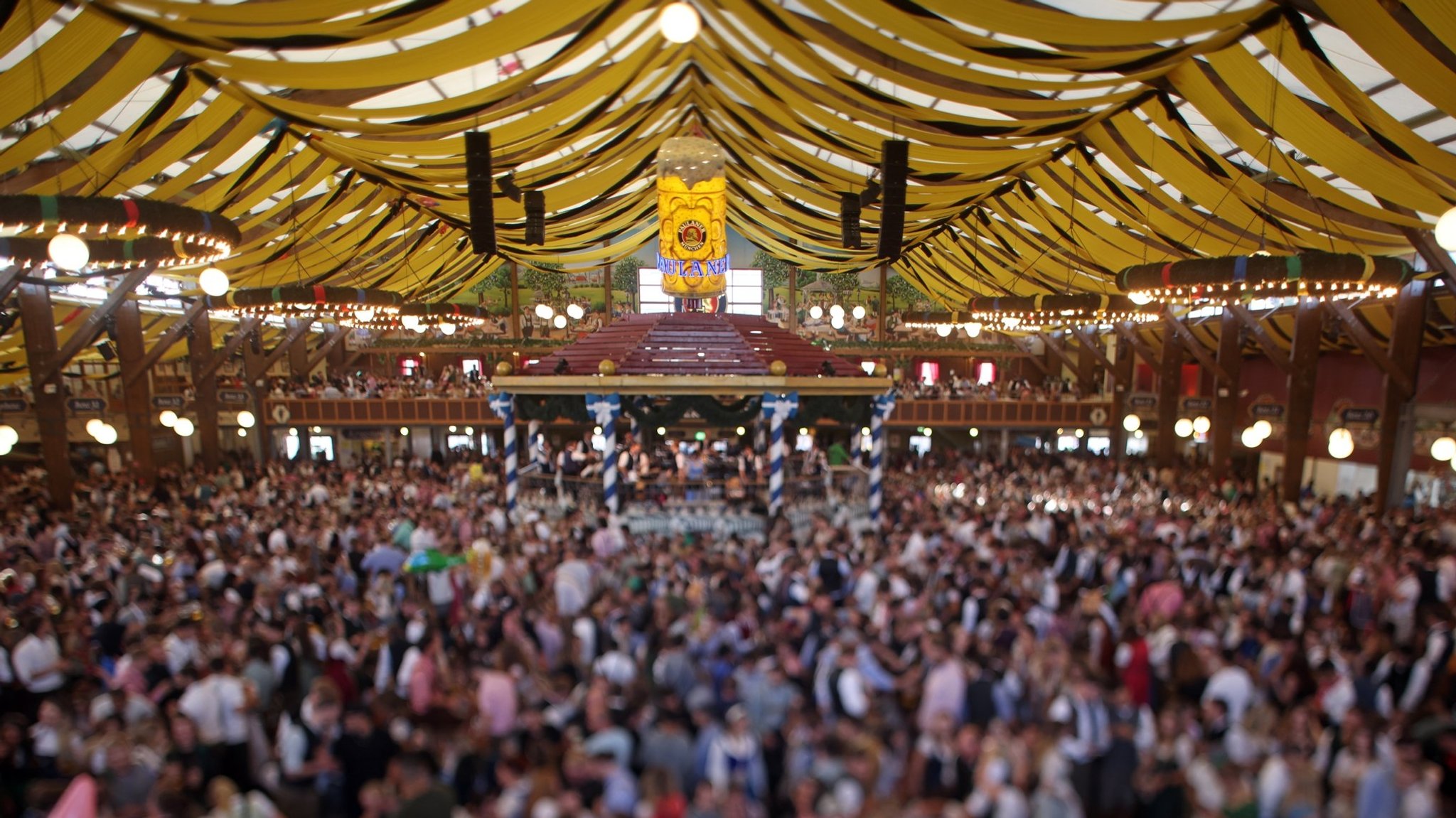 Ein Oktoberfestzelt voller Menschen. 