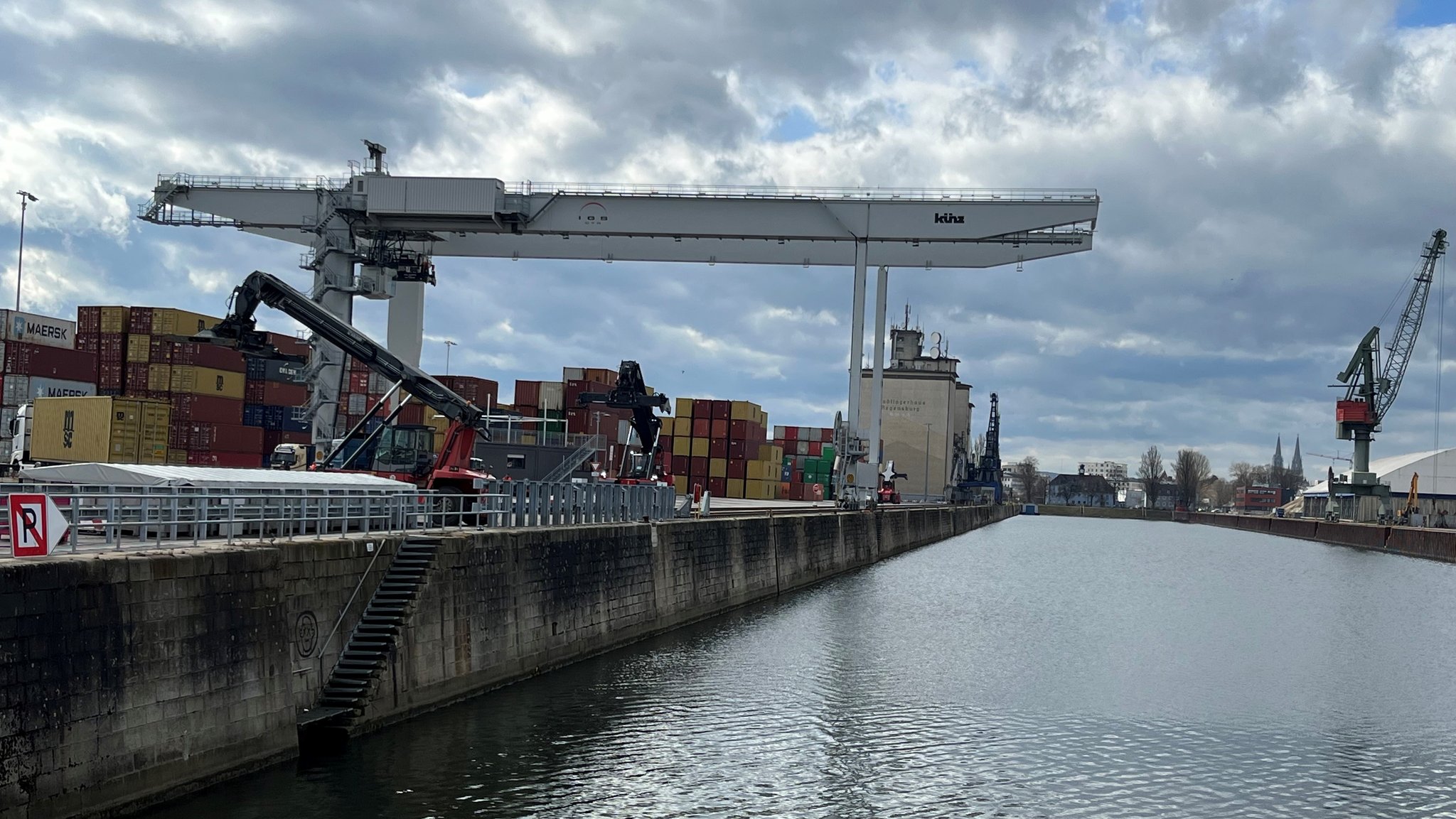 Der Bayernhafen in Regensburg mit Containerkran im Hintergrund.