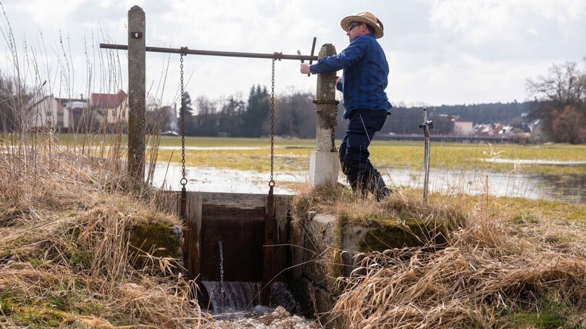 Der Wässerer Jürgen Zwingel öffnet eine Schleuse eines Wässergrabens im Nürnberger Ortsteil Reichelsdorf. Die Traditionelle Wiesenbewässerung ist von der Unesco zum immateriellen Kulturerbe der Menschheit ernannt worden.
