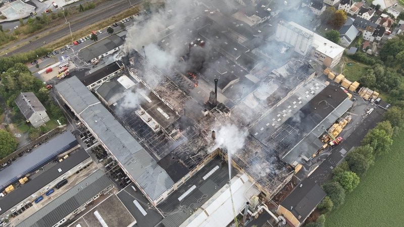 Die Feuerwehr löscht den Brand eines Fabrikgebäudes in Wunsiedel. | Bild: dpa-Bildfunk/--- Die Feuerwehr löscht den Brand eines Fabrikgebäudes in Wunsiedel.