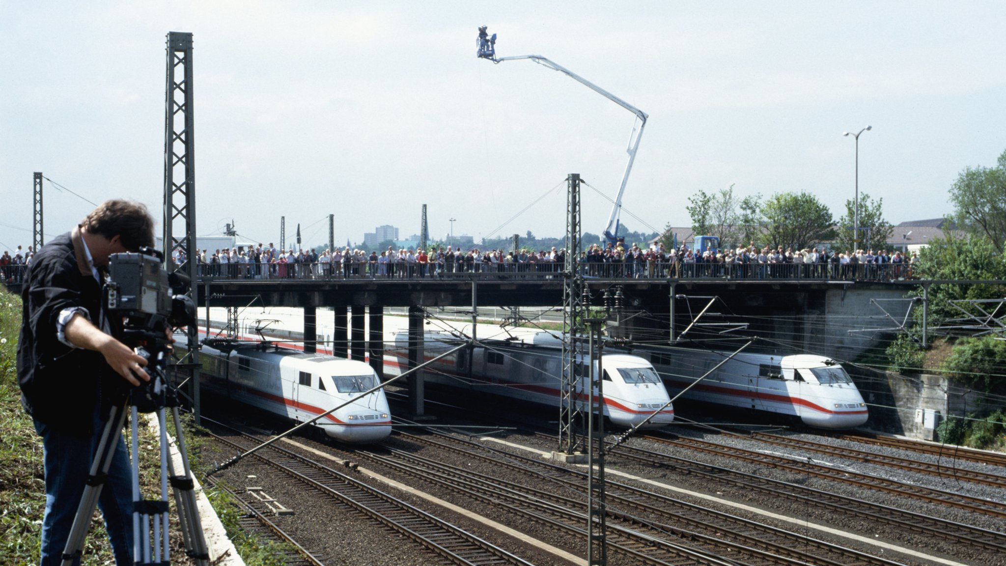  ICE-Paralleleinfahrt in den Bahnhof Kassel-Wilhelmshöhe anläßlich der Eröffnung des Hochgeschwindigkeitsverkehrs bei der Deutschen Bundesbahn (jetzt DB AG) am 29.5.1991, fand eine Sternfahrt von fünf InterCityExpress-Zügen (ICE 1) zum neuen Bahnhof von Kassel - Wilhelmshöhe statt.