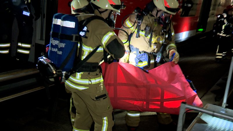 Was, wenn in einem Tunnel ein Zug steckenbleibt oder verunglückt? Dieses Szenario wurde in Coburg in Oberfranken nachgestellt. | Bild: BR 2024 Was, wenn in einem Tunnel ein Zug steckenbleibt oder verunglückt? Dieses Szenario wurde in Coburg in Oberfranken nachgestellt.