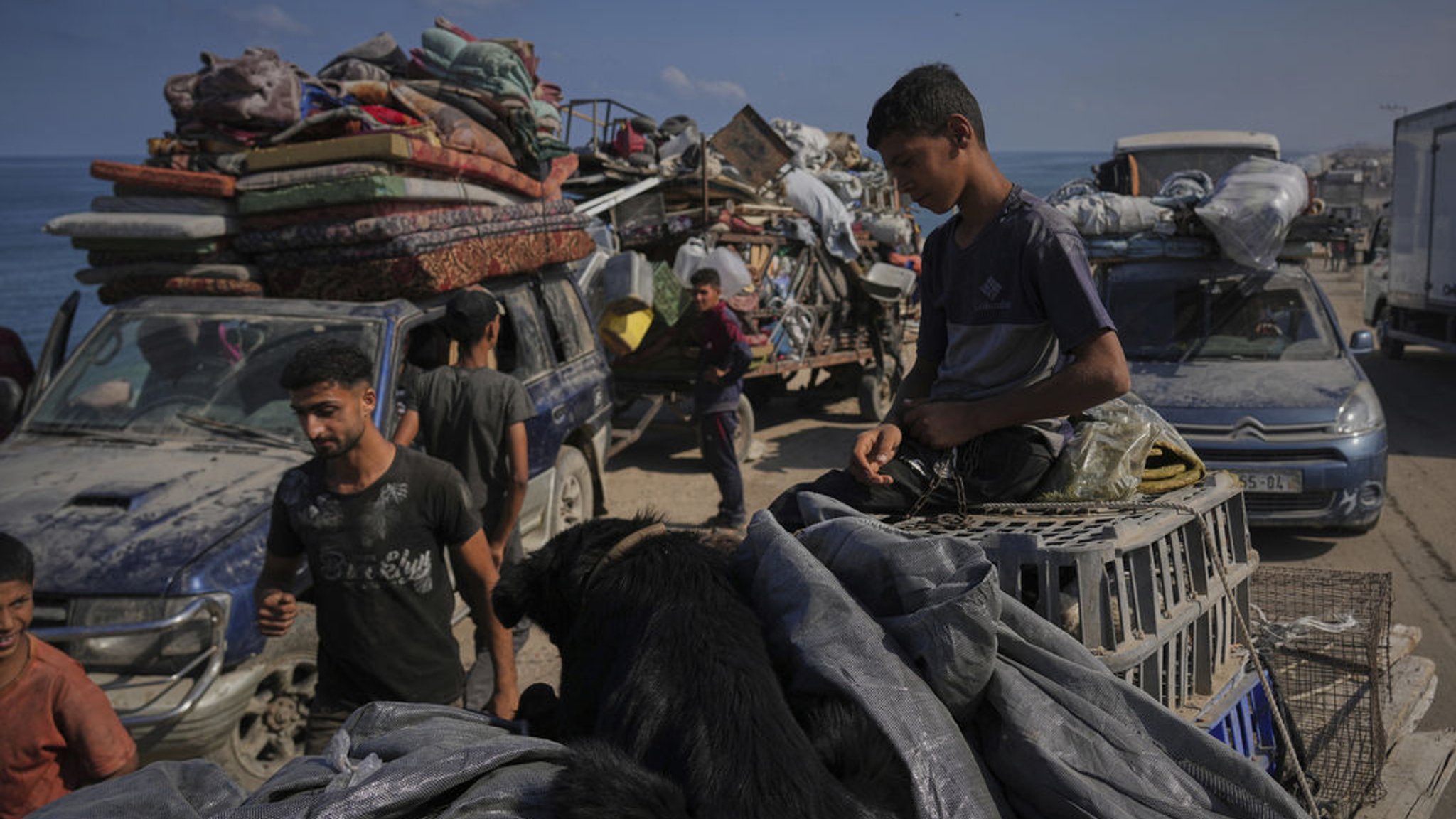 dpatopbilder - 16.09.2025, Palästinensische Gebiete, Gaza: Vertriebene Palästinenser tragen ihre Habseligkeiten, während sie aus dem nördlichen Gazastreifen entlang der Küstenstraße in Richtung Süden fliehen, nachdem Israel eine erweiterte Operation in Gaza-Stadt angekündigt hat. Foto: Abdel Kareem Hana/AP/dpa +++ dpa-Bildfunk +++ | Bild: dpa-Bildfunk/Abdel Kareem Hana dpatopbilder - 16.09.2025, Palästinensische Gebiete, Gaza: Vertriebene Palästinenser tragen ihre Habseligkeiten, während sie aus dem nördlichen Gazastreifen entlang der Küstenstraße in Richtung Süden fliehen, nachdem Israel eine erweiterte Operation in Gaza-Stadt angekündigt hat. Foto: Abdel Kareem Hana/AP/dpa +++ dpa-Bildfunk +++